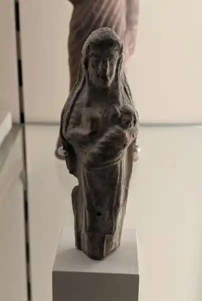 Front: Parthian female figures, 2nd Century BC - 2nd Century AD, Babylon/Purchase, located at the Pergamon museum, Germany